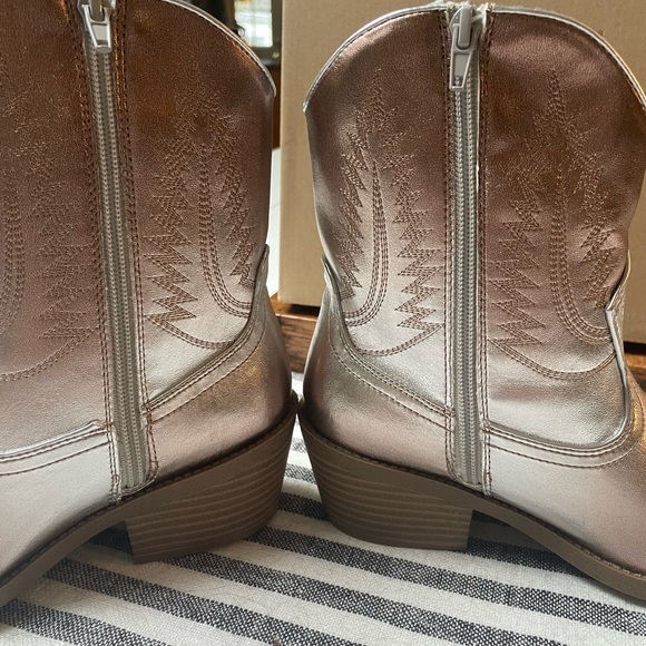 NWT in Box   Steve Madden Kids size 5  gold 
Metallic cowgirl boots - Picture 5 of 6